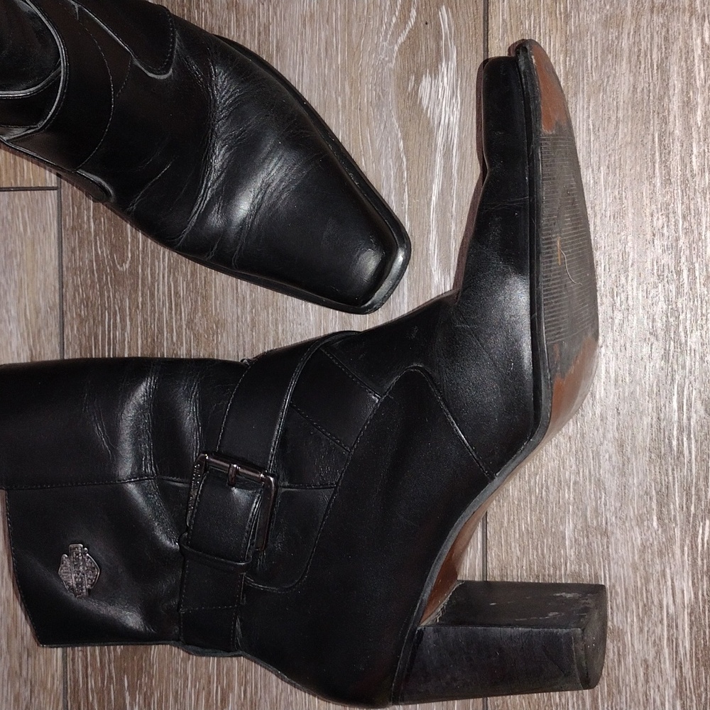 Harley Davidson womens black leather zip moto boots. Size 6.5